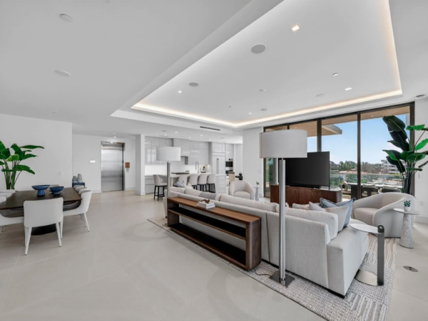 Coastal Luxury Retreat in Longboat Key - 2-Bedroom Condo Stunning Views